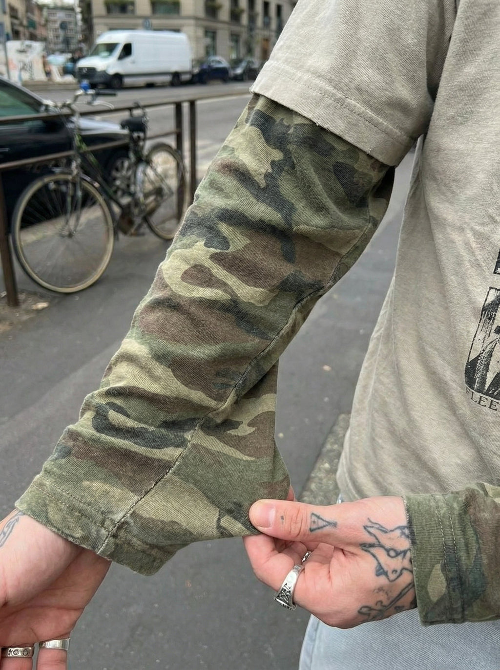 Camiseta de manga larga "Camuflaje desgastado"